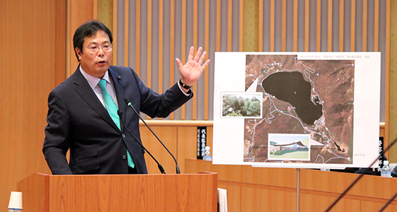 議場で質問する鈴木数成
